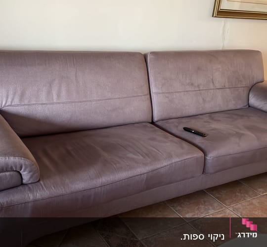 ספה אפורה עם שלט רחוק על מושב